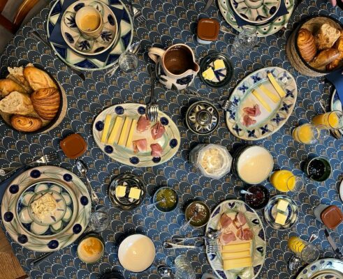 photo vue en hauteur du petit-déjeuner