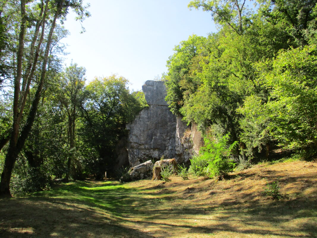 Arcy_5_-_sentier_des_grottes_-_Pueblopassingby, CC BY-SA 4.0