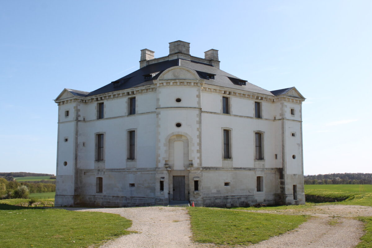 Chateau_de_Maulnes_photography by Christophe.Finot, CC BY-SA 3.0.