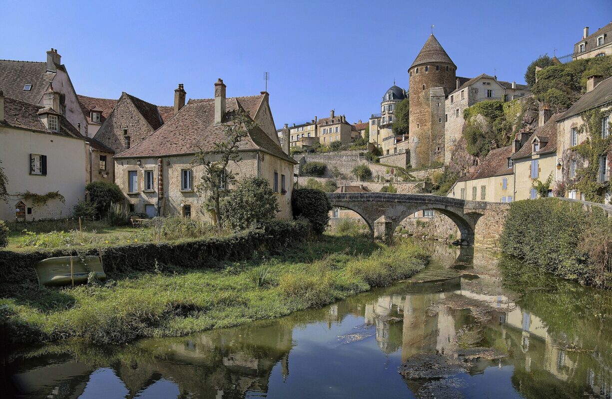 Semur-en-Auxois Rolf Kranz, CC BY-SA 4.0 , via Wikimedia Commons